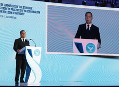 "Medvedev eterno numero 2, gli serve assistenza mentale" (ANSA)