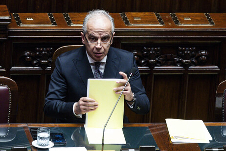 Il ministro dell'Interno Matteo Piantedosi in aula alla Camera durante il Question Time