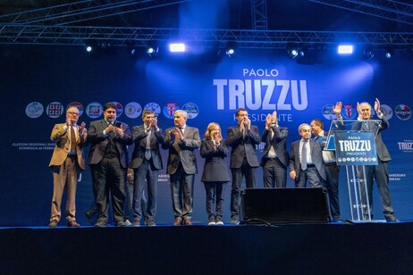 Inno e foto di gruppo Meloni,Salvini,Tajani sul palco per Truzzu