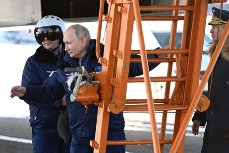 'Putin è atterrato, 30 minuti in volo su bombardiere strategico'
