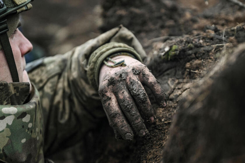 Guerra in Ucraina - Un soldato in trincea a Bakmut - RIPRODUZIONE RISERVATA