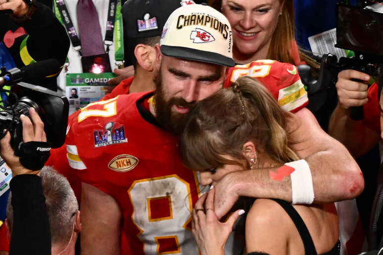 Super Bowl, Taylor Swift festeggia e bacia Travis Kelce © ANSA/AFP