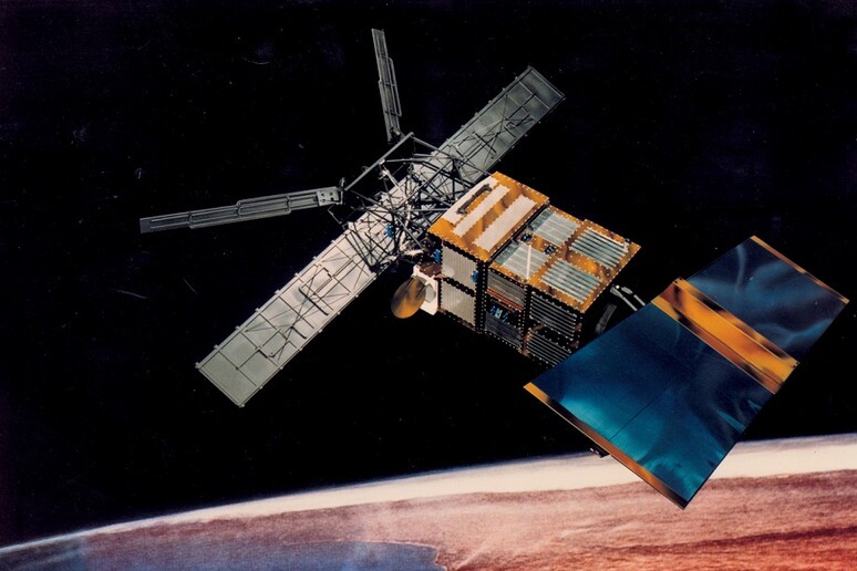 Rappresentazione artistica del satellite Ers-2 in orbita attorno alla Terra (fonte: ESA) -     RIPRODUZIONE RISERVATA