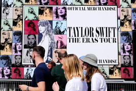 I fan al concerto di Taylor Swift a Parigi