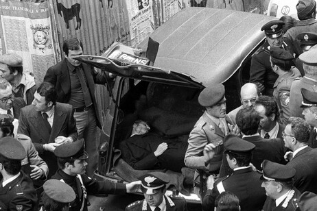 Il ritrovamento del corpo di Aldo Moro in una Renault a via Caetani a Roma. Era il 9 maggio 1978