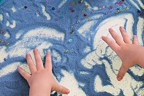 Giochi sensoriali con la sabbia /fonte: Annadokaz - iStockI